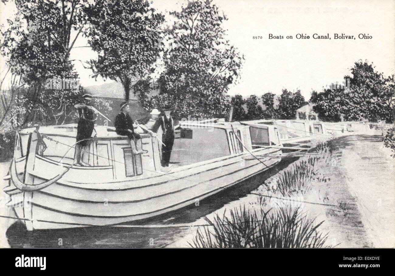 Dieses Bild zeigt Boote auf dem Ohio Canal in Bolivar, Ohio, Teil der Bowden Postkartensammlung, die die historische und malerische Schönheit des Kanals in Vintage-Fotografie einfangen. Stockfoto