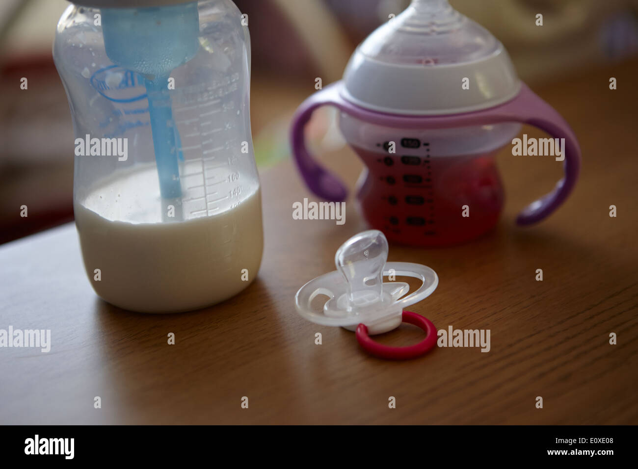 Babys Flasche Getränk Cup und dummy Stockfoto