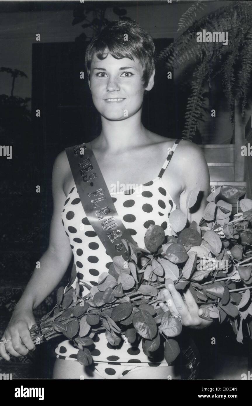 4. Juli 1966 - Einführung der Königin der Blumen: 23 Jahr alt Josianna Lauger war Königin der Blumen im Beaulieu Casino gestern gewählt. Das Foto zeigt Josianna Lauger die neue Königin der Blumen. Stockfoto