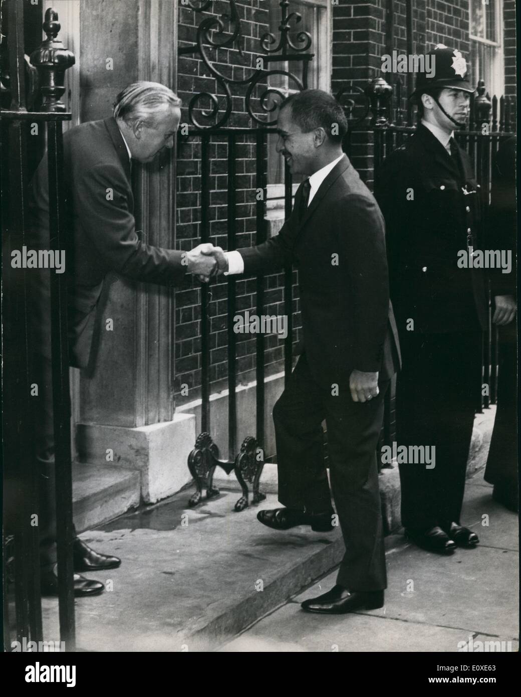 7. Juli 1966 - König Hussein Anrufe auf Mr Wilson bei Nr. 10: König Hussein von Jordanien, die auf einen Staat in diesem Land, heute fordert Mr. Wilson, der britische Premierminister an Nr. 10 Downing Street besuchen ist. Foto zeigt Herr Wilson grüßt König Hussein, wie er im Nr. 10 Downing Street heute Morgen angekommen. Stockfoto