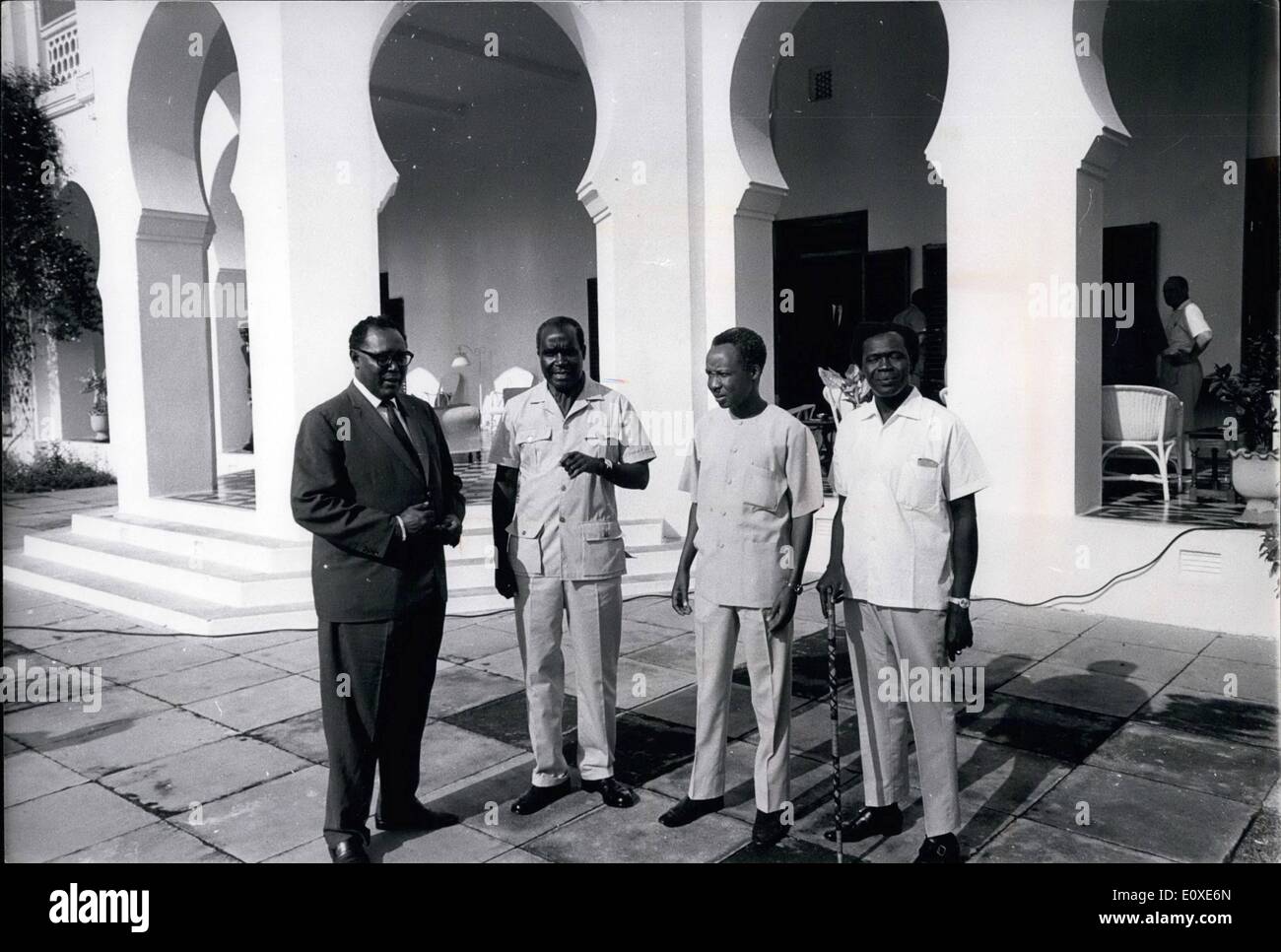 7. Juli 1966 - Treffen der Ost- und zentralafrikanischen Führer im State House in Dar - es - Salam, Tansania - Diskus die Auswirkungen von Rhodesien-Krise und die wirtschaftliche Zusammenarbeit von interessierten anderen afrikanischen Ländern, auch Sambias Bedrohung zum Rücktritt des Commonwealths. Außerdem werden die Staats-und Regierungschefs zu eine gemeinsame Aktion über den Austritt aus dem Commonwealth zu prüfen. An das State House, kurz bevor die Gespräche begonnen von links: Joseph Murumbi, Vice President of Kenya, -Präsident Kenneth Kaunda von Sambia - Präsident Julius Nyerere von Tansania Präsident Milton Obote von Uganda. Stockfoto