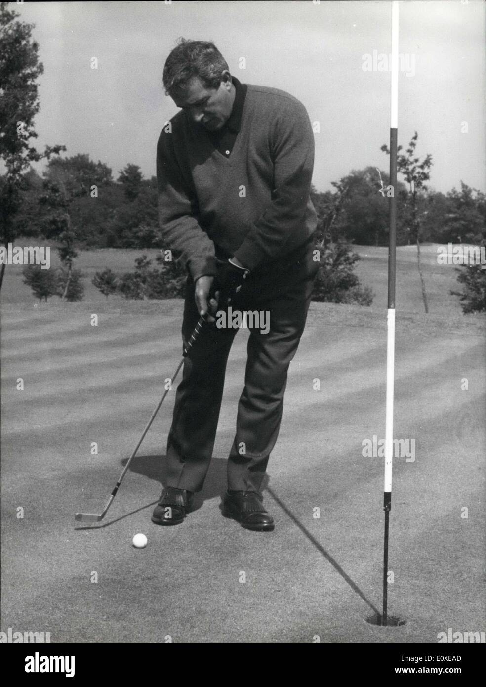 13. Mai 1966 - die bekannte Italo-amerikanischen Sängerin Perry Como ist in Rom, seine Latersongs zu registrieren. Heute ging er weg von seinem üblichen Publikum Olgiata Golf course in der Nähe von Rom zu spielen. Stockfoto