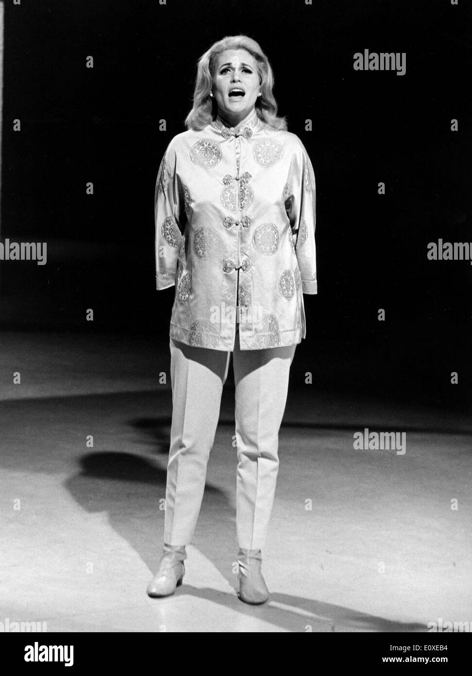 Folk-Sängerin Nancy Ames auf der Bühne Proben Stockfoto