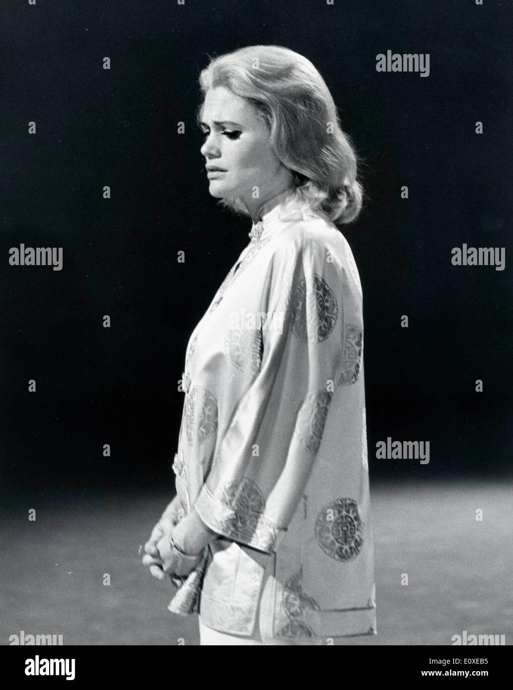 Folk-Sängerin Nancy Ames auf der Bühne Proben Stockfoto