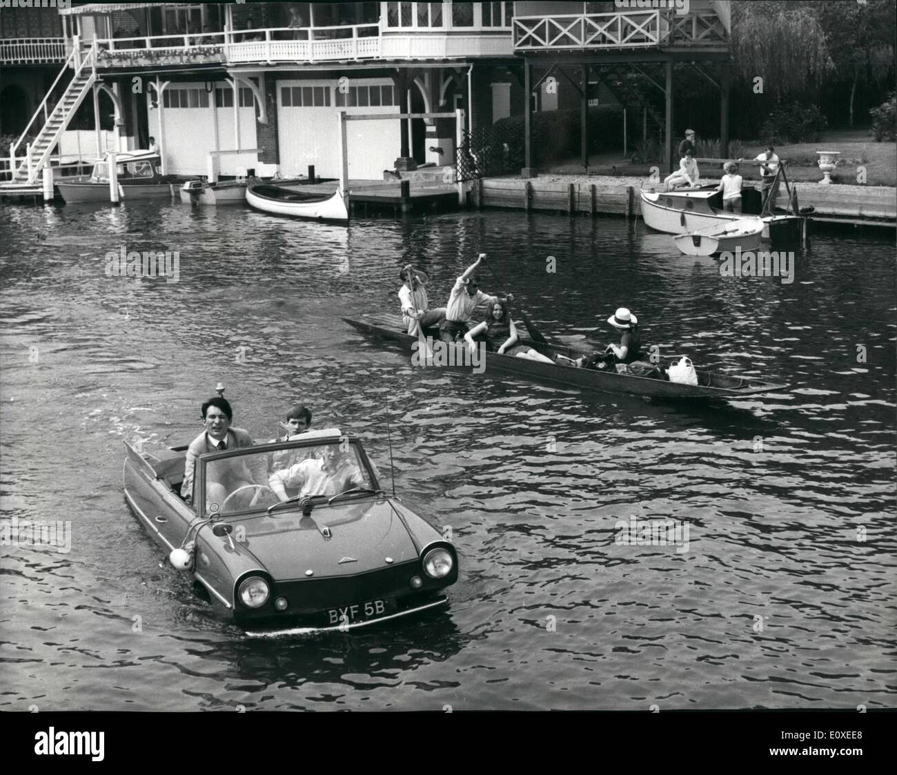 7. Juli 1966 - Henley Royal Regatta die moderne Methode der Bootfahren am Henley: Foto zeigt Rudern Boote und Barkassen sind die übliche Methode der Bootstouren auf dem Henley, aber dieses amphibische Auto Aufsehen als es Plaughed seine sehr unter dem Handwerk heute. Stockfoto