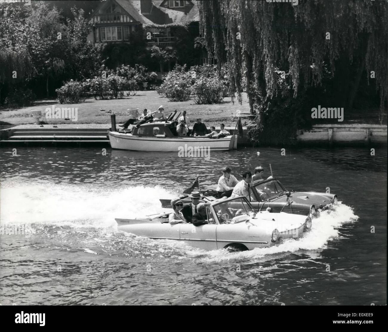 7. Juli 1966 - Henley Royal Regatta die moderne Methode der Bootfahren am Henley: Fotoshows während heutige Ruder-Event am Henley-on-Thames, verursacht diese zwei amphibische Fahrzeuge Aufregung Menge Zeilen wie sie ein wenig Rennen selbst inszeniert. Stockfoto