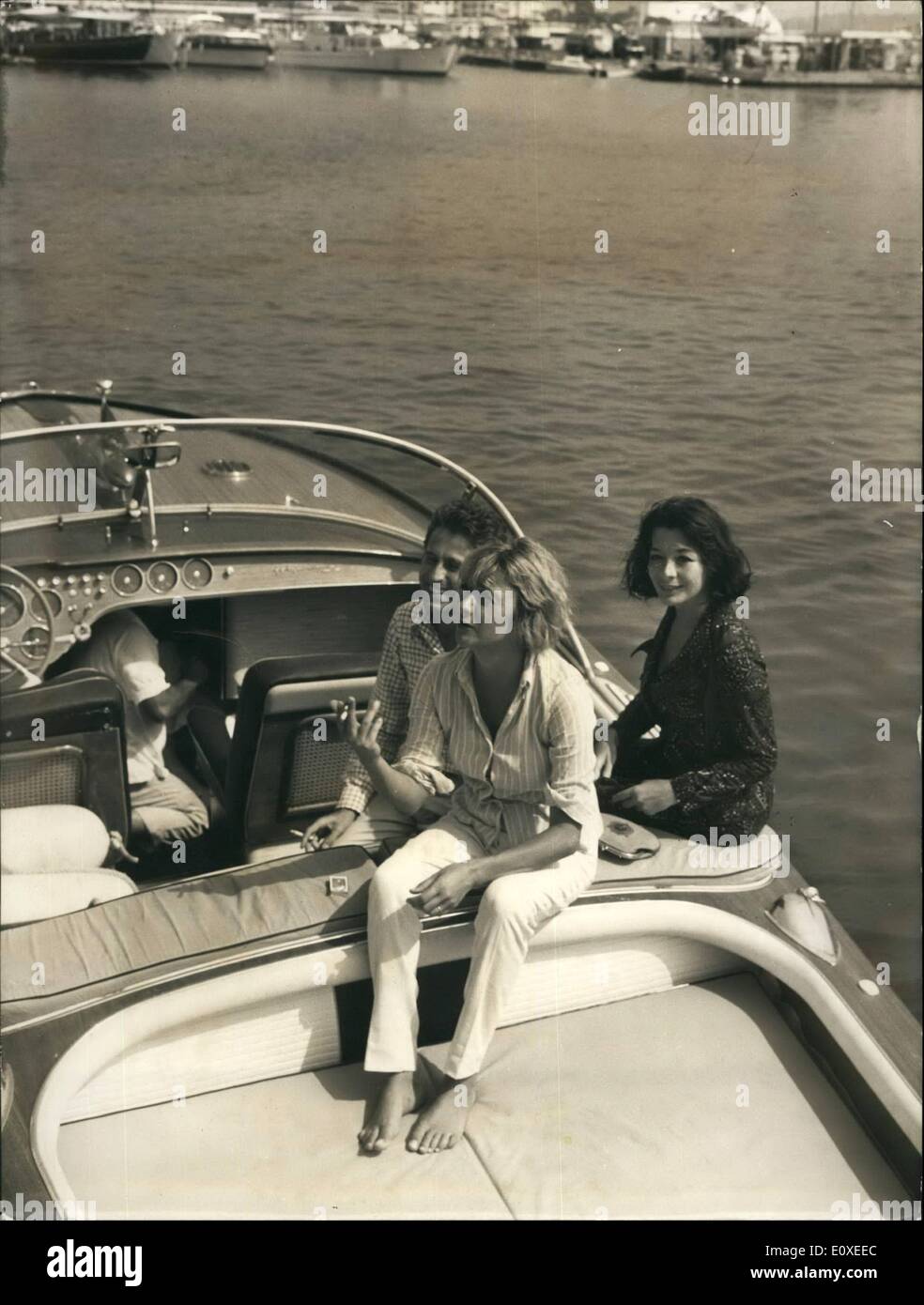 7. Juli 1966 - Prominente im Riveldra Urlaub; Die zwei Mädchen und ein Mann im Boot (ganz zu schweigen von der Kapitän) sind ein trio Stockfoto