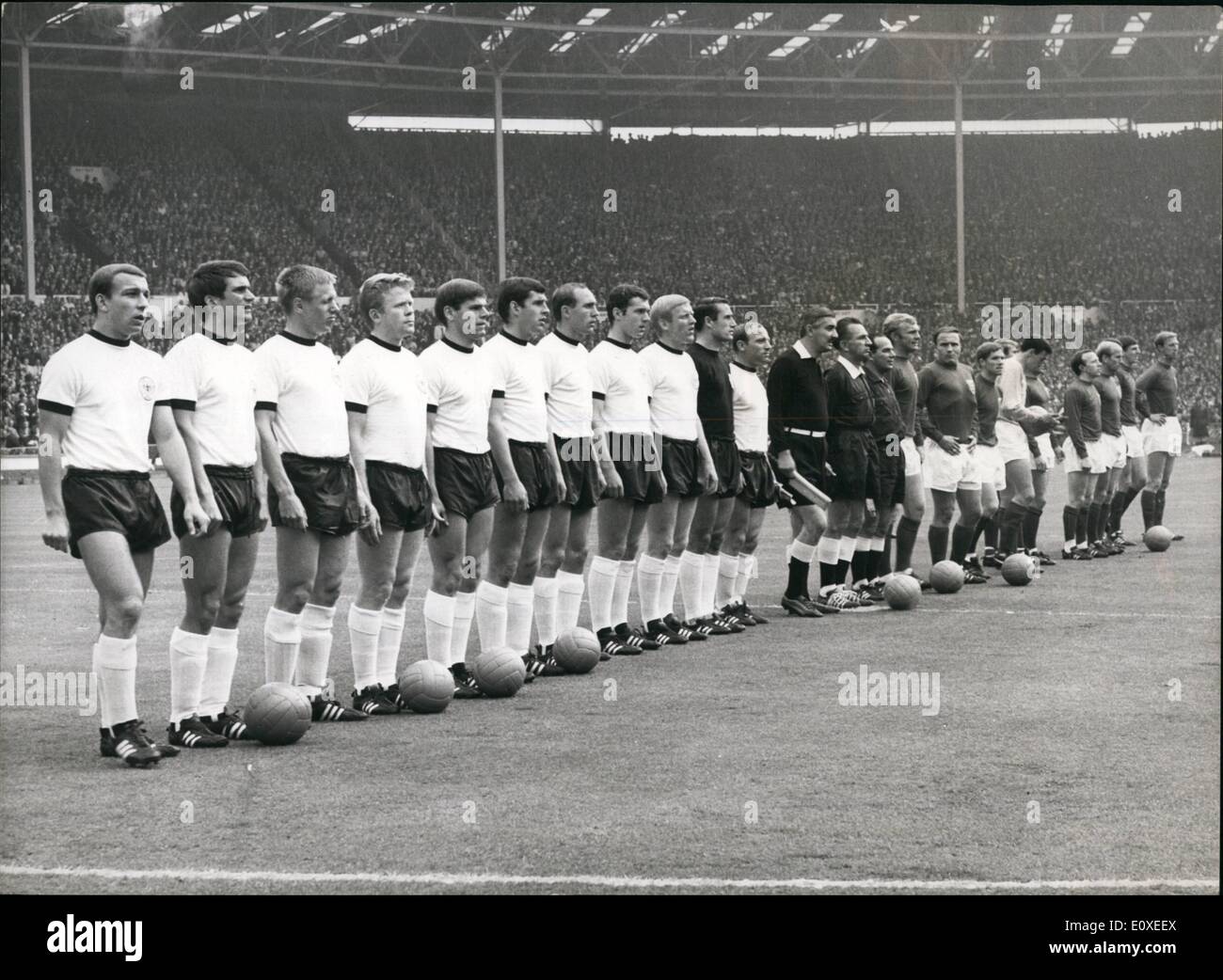 7. Juli 1966 - Fußball-WM England gegen Bundesrepublik Deutschland WM-Finale im Wembley-Stadion. Foto zeigt Aline von der westdeutschen (nächste Kamera) und England-Teams vor dem Start des Spiels. Stockfoto