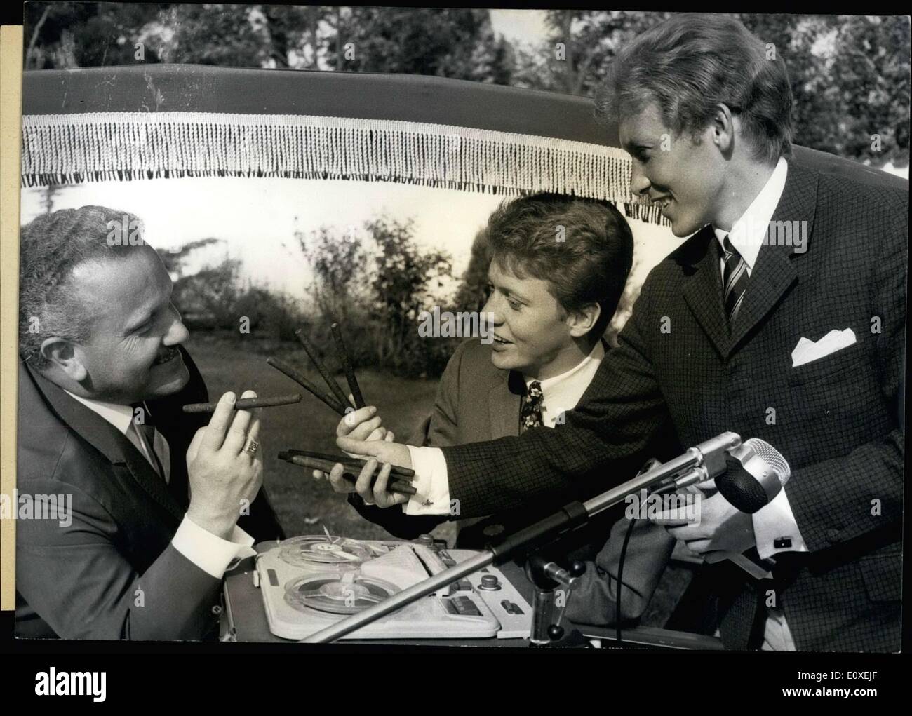 26. Mai 1966 - erhält die musikalische Spier Familienoberhaupt eine humorvolle Anspielung auf die Karrieren der beiden Söhne in Form von zwei Zigarren aus Konzert Führer Willy Berking. Stockfoto