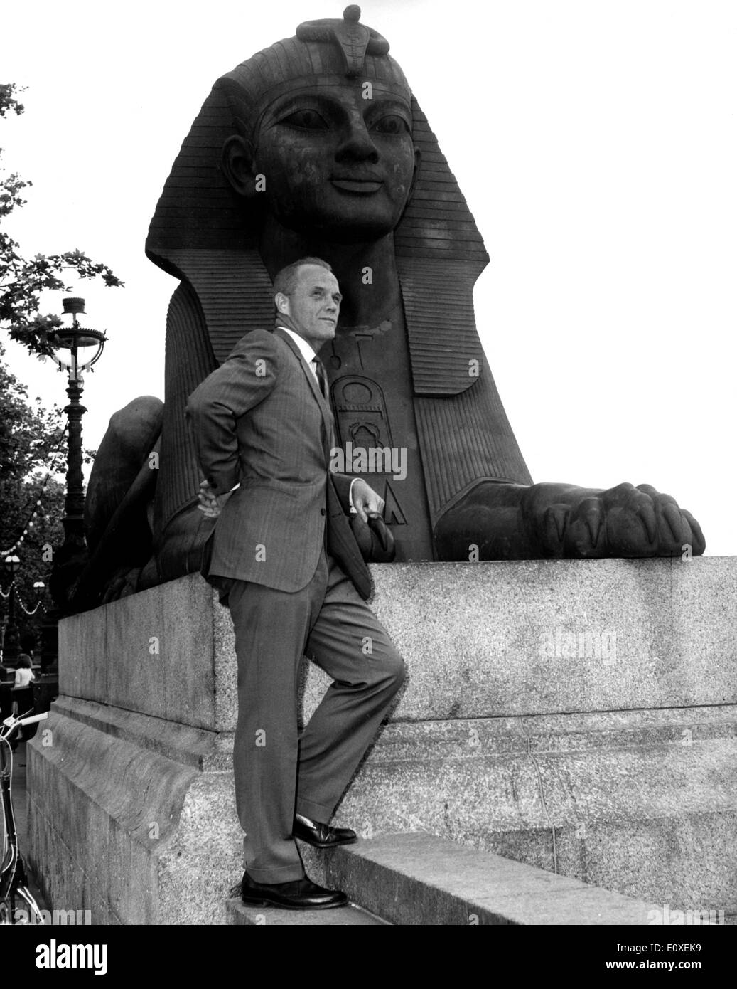 Astronaut John Glenn mit einer Sphinx bei einem Besuch in London Stockfoto
