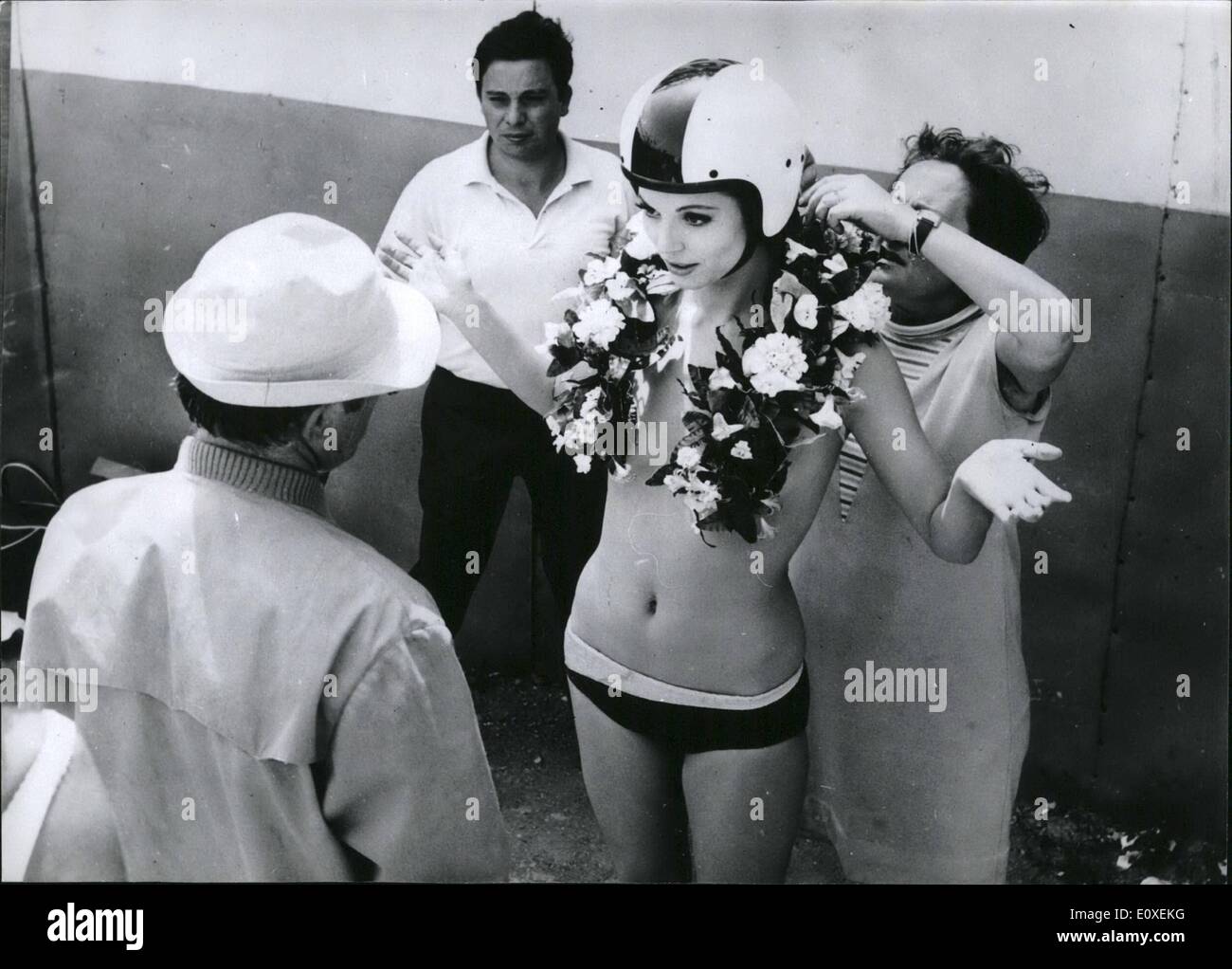 8. August 1966 - Elsa als Rallye-Fahrer in Film: Schauspielerin Eisa Marinelli, tragen nicht viel mehr als eine Girlande-für eine Ehrenrunde Stockfoto