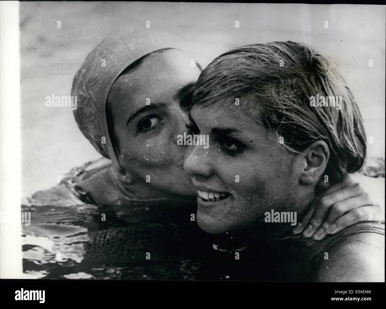 8. August 1966 - Silbermedaille für Linda Ludgrove Fotoshows:-Linda Ludgrove gt Großbritannien, links, und Christine Caron-Frankreich Stockfoto