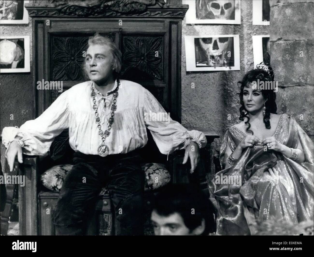 8. August 1966 - Rom: Die ursprüngliche Geschichte des Doktor Faust Richard Burton und Liz Taylor eine Pressekonferenz für den Start des Films "die tragische Geschichte des Doktor Faust'' - nacherzählt von Christopher Marlowe ein Theaterstück geschrieben im Jahr fünfzehn hundert und achtzig - acht, wenn alle Menschen an Gott geglaubt. und wenn Sie eine Übereinkunft mit dem Teufel - Streik könnte der Film wird produziert und unter der Regie von Richard Burton und Richard Dr Stockfoto