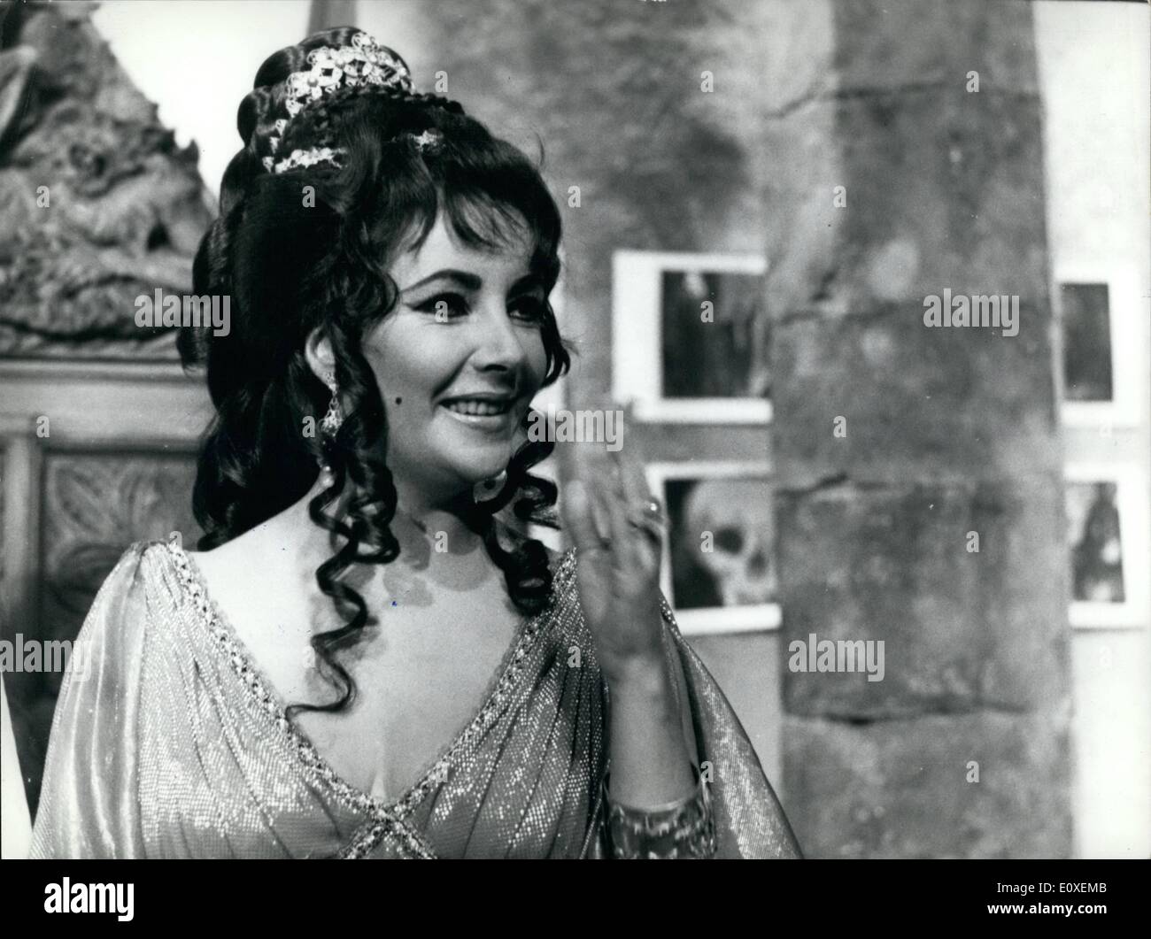 8. August 1966 - Pressekonferenz die tragische Geschichte der Arzt Faust.Richard Burton und Liz Taylor eine für gigantische des Films '' die tragische Geschichte des Doktor Faust'' - nacherzählt aus dem Christopher Marlowe Spiel im Jahr fünfzehn hundert und achtzig - acht, wenn alle Menschen an Gott geglaubt und dachte, dass Sie eine Übereinkunft mit dem Teufel - Streik könnte geschrieben Stockfoto