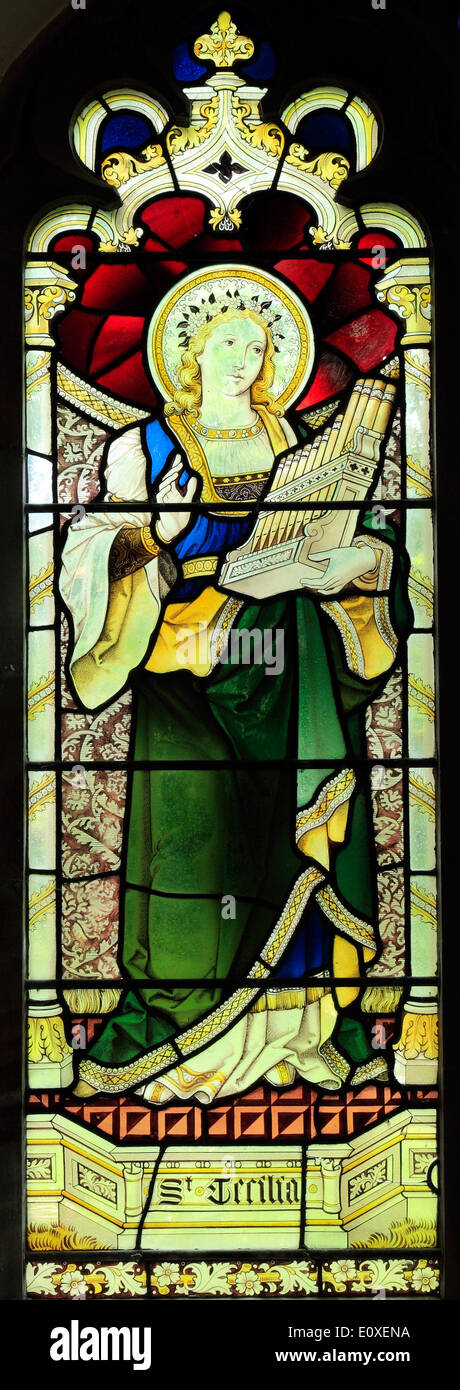 St. Cecilia, Glasfenster, spielt eine Viola, kleine Orgel, 1890 von Heaton, Butler & Bayne, West Newton, Norfolk, England Stockfoto