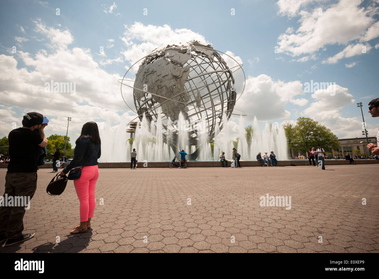 Besucher in Flushing Meadows Corona Park in Queens in New York am Sonntag, 18. Mai 2014 auf der Weltausstellung-Festival Stockfoto