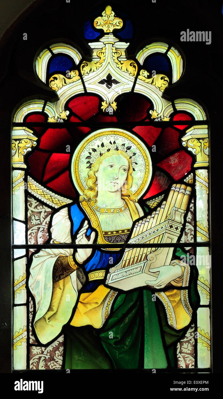 St. Cecilia, Glasfenster, spielt eine Viola, kleine Orgel, 1890 von Heaton, Butler & Bayne, West Newton, Norfolk, England Stockfoto