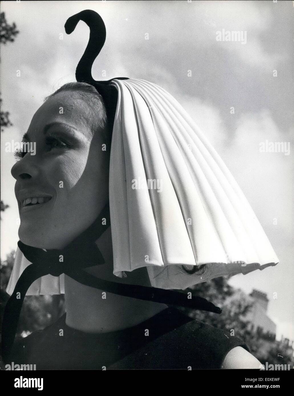 18. Juli 1966 - 18.07.66-Fashion show in London. Assoziierte Mitglieder von der aufgenommen Society of London Fashion Designers, heute eine Anzeige von ihrer neuen Designs und reicht für die Herbst-Winter 1966 im Colanese House, Hanover Square statt. Keystone-Fotoshows: Caroline Dalgety trägt weiße Nil in weißen PVC- und schwarzem Samt von Simone Mirman. Stockfoto