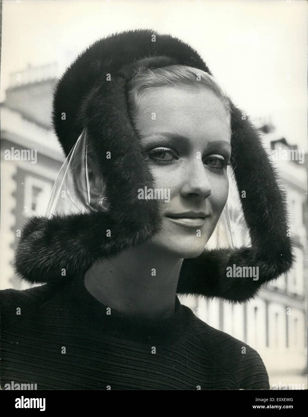 18. Juli 1966 - 18.07.66-Fashion show in London. Assoziierte Mitglieder von der aufgenommen Society of London Fashion Designers, heute eine Anzeige von ihrer neuen Designs und reicht für die Herbst-Winter 1966 im Colanese House, Hanover Square statt. Keystone-Fotoshows: Nikki Ross trägt einen Ranch Nerz Hut mit Legionaire Art Kopftuch von Reed Crawford und Wüste RainÃ genannt Stockfoto