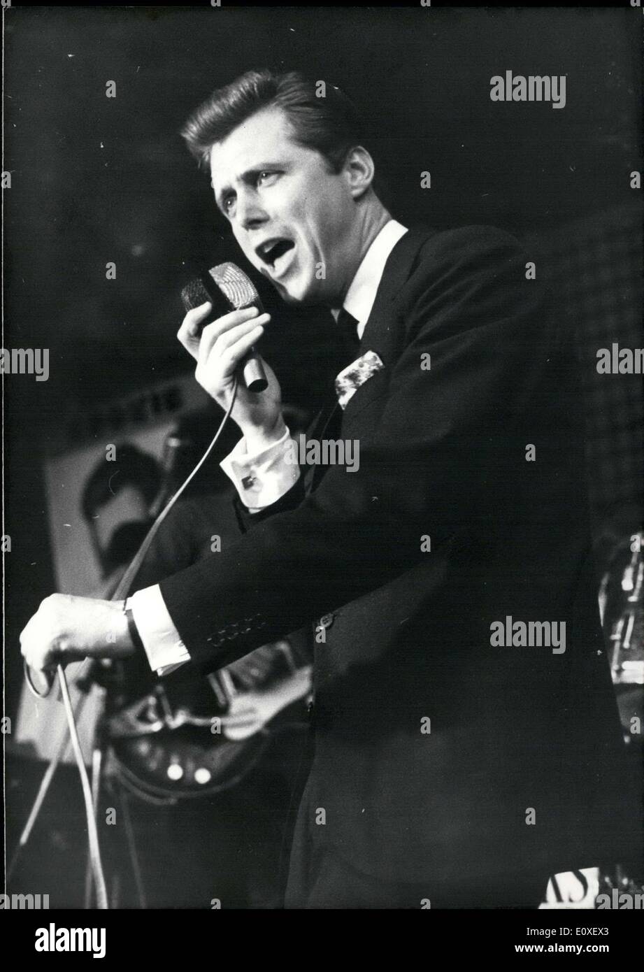 20. Juli 1966 - hofft Ed Byrnes, bekannt als '' Kookie,'' auf eine neue Karriere in der Fernsehsendung "77 Sunset Strip." In einer Berliner Diskothek '' Kookie'' präsentiert sich als eine Bar Sänger, aber ohne seine berühmte Stimme für die Fernsehzuschauer würden ihn sicherlich. Diese Stimme ist synchronisiert, jedoch und Hans Clarin gehört. Er hofft, dass er trotzdem viele Fans in Deutschland durch die Serie gegebener haben wird. Stockfoto