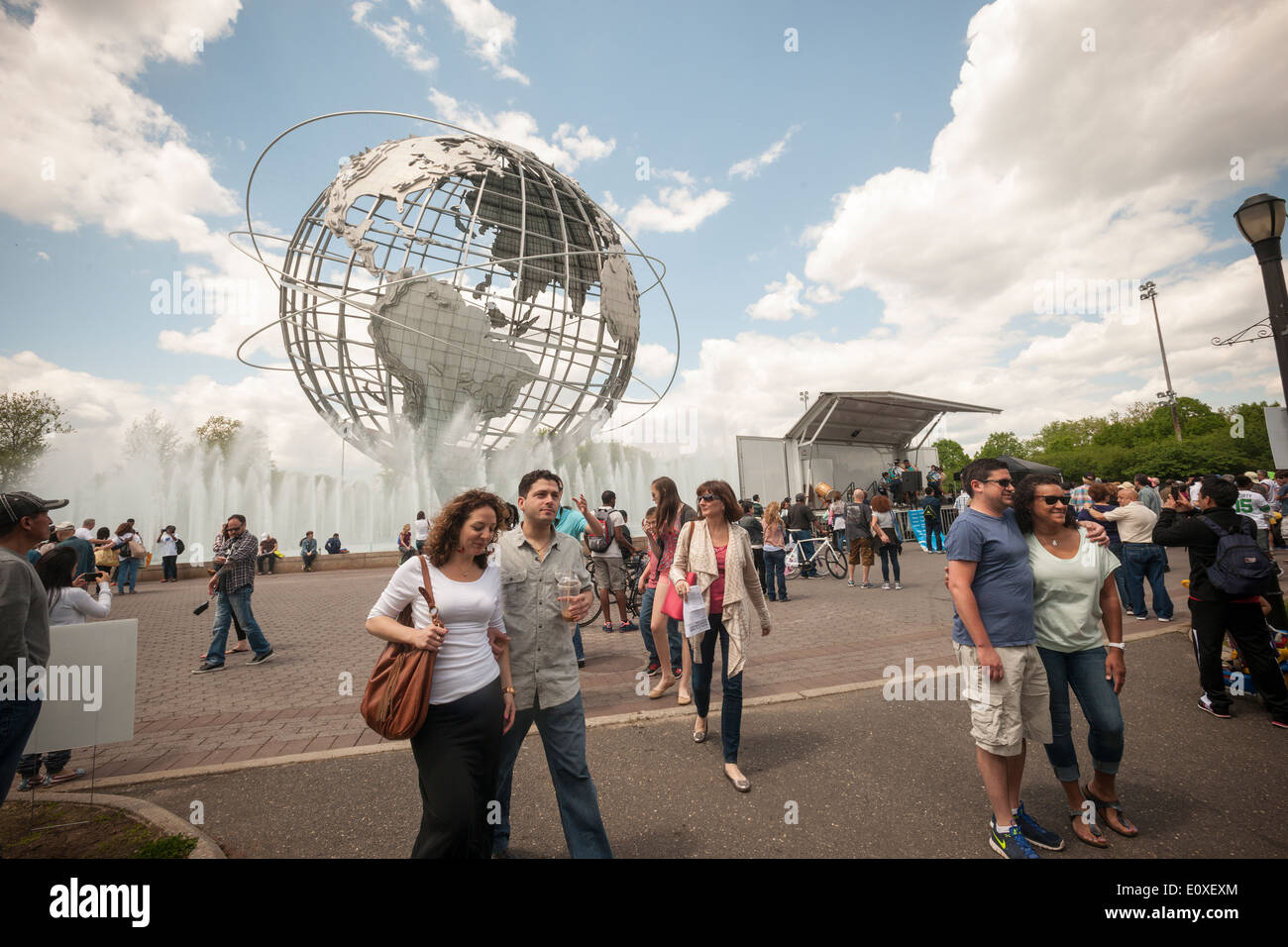 Flushing Meadows Corona Park in Queens in New York am Sonntag, 18. Mai 2014 auf der Weltausstellung Festival Besucher. Stockfoto