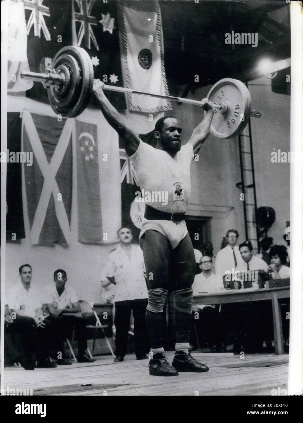8. August 1966 - British Empire und Commonwealth Games: Jamaika geborene Louis Martin, der das Gewichtheben Goldmedaille für England im mittleren Schwergewicht, der den achten British Empire and Commonwealth Games in Kingston, Jamaika gewann. Stockfoto