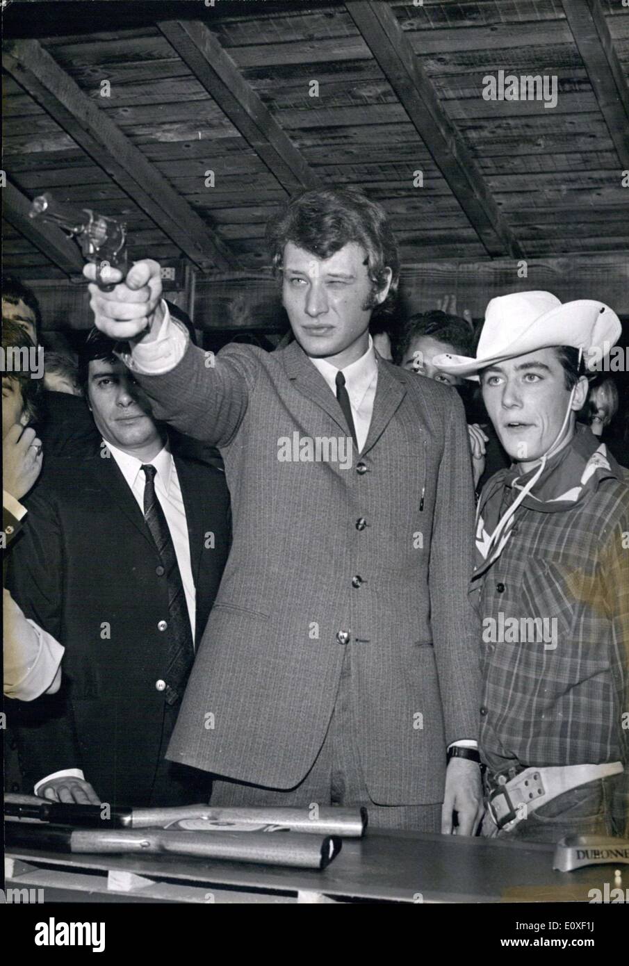 10. August 1966 - Johnny Hallyday Abfeuern einer Pistole von einem Stand Robinson Dorf .c Stockfoto