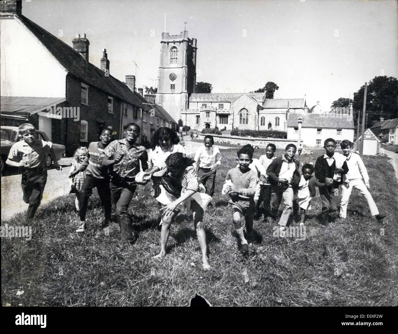 18. August 1966 - farbige Kinder sind Gäste der Dorfbewohner von Aldbourne: Bis 980 gute Dorfbewohner von Aldbourne. Wiltshire, Nächstenliebe ist fast eine Art zu leben. Jedes Jahr machen sie eine massenhafte Erhebung für Christian Aid, abgesehen von ihren sonstigen Spenden. Aber eine Spende an die größeren Vereine, eine eher abgelegenen Form der Beneficense, in diesem Jahr beschlossen sie, ein praktischer Geste sowie Stockfoto