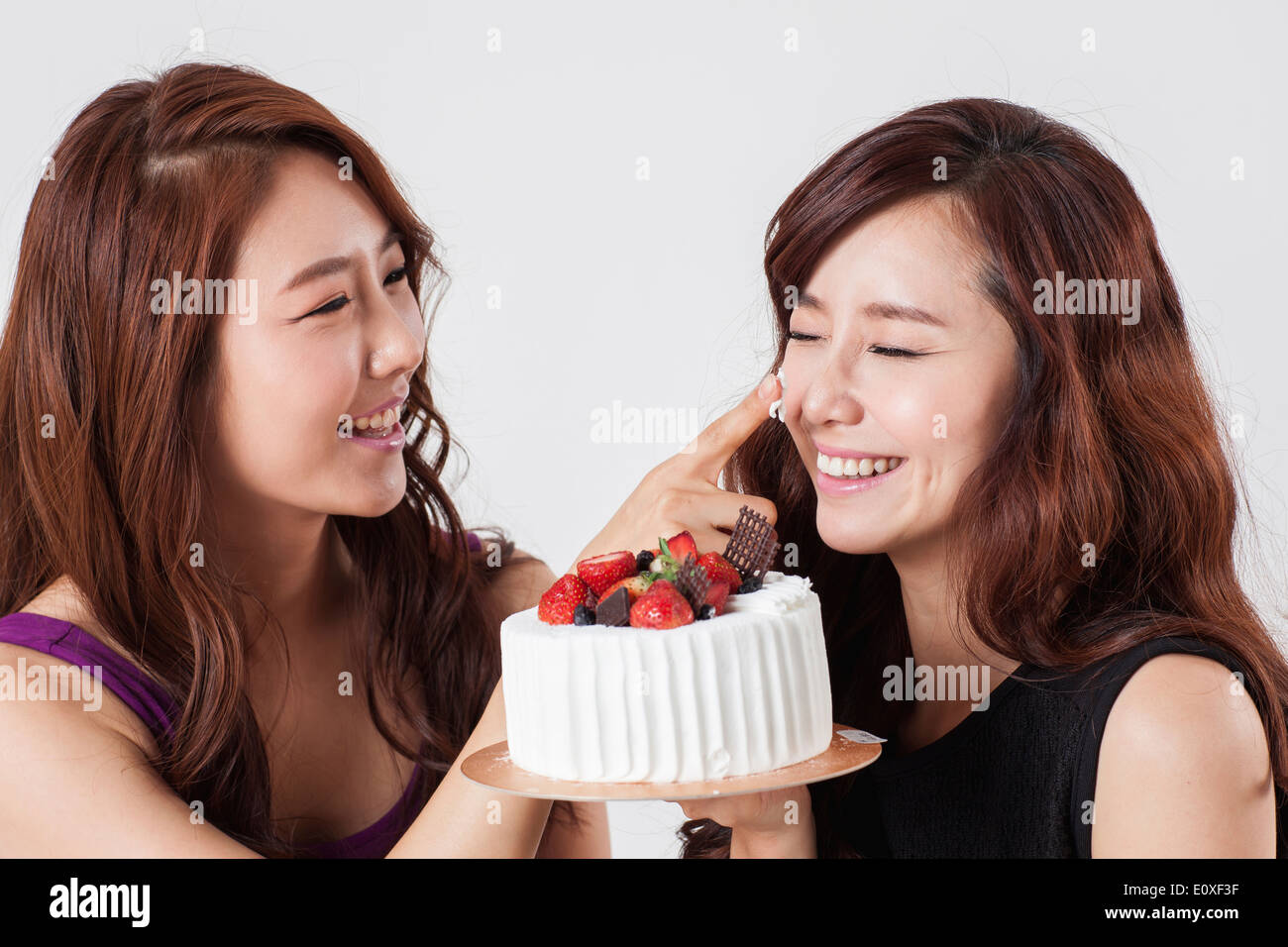 zwei Frauen mit einem Kuchen Stockfoto