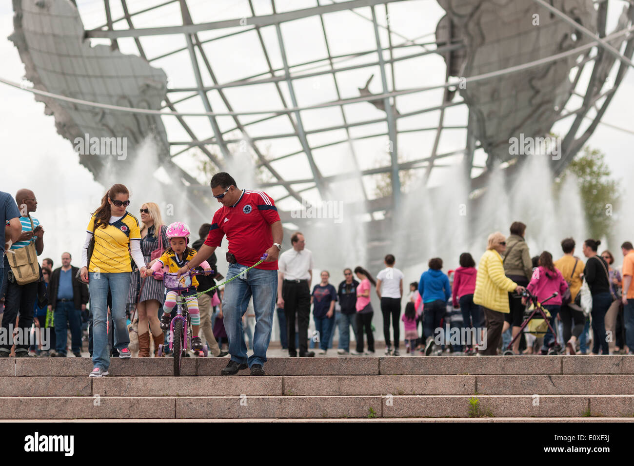 Besucher in Flushing Meadows Corona Park in Queens in New York am Sonntag, 18. Mai 2014 auf der Weltausstellung-Festival Stockfoto