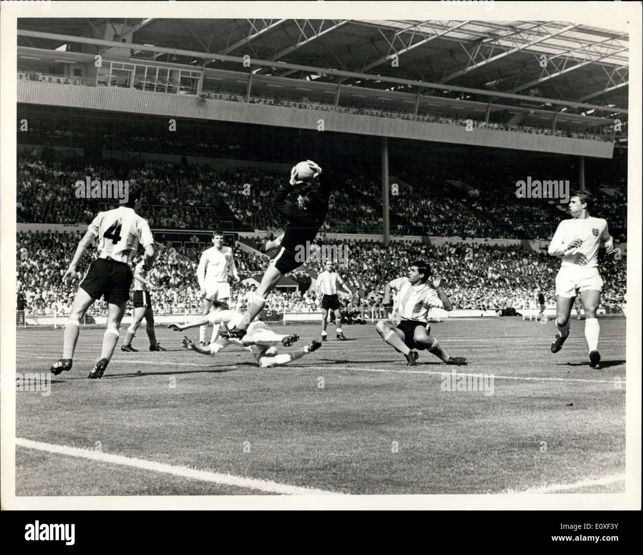 23. Juli 1966 - WM? England Niederlage Argentinien im Viertelfinale. Roma, den argentinischen Torhüter dunkle Farben, kollidiert w Stockfoto