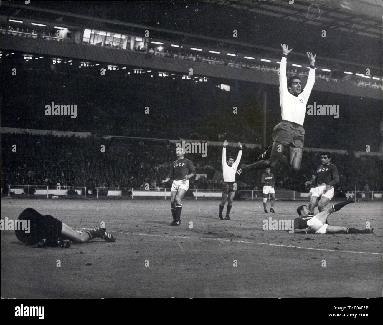 29. Juli 1966 - Fußball-WM: Dritter Platz Finale. Portugal Vs. Russland im Wembley-Stadion. Portugal 2: 1 gewonnen. Foto zeigt Jose Torres (Portugal) springt hoch in die Luft, nachdem er gestern Abend Portugal des Spiels, im Wembley-Stadion erzielt hatte. Stockfoto
