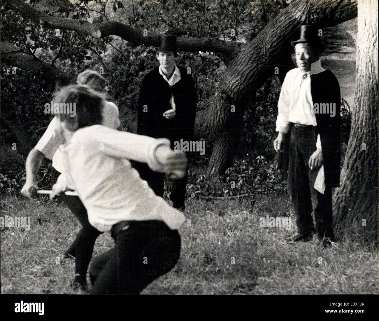 20. August 1966 - Duell In ein Tunbridge Wells Park: Repaiers geflasht im Morgengrauen in einem Park in Tunbridge Wells gestern-All da ein Tory-Coyneillor ein '' unglückliche Formulierung '' zu einem deutschen Studenten verwendet. Das Duell wurde nach einem Streit in einer Gastwirtschaft zwischen den Stadtrat, 37-jährige Mr William Parks angeordnet-Davis, und die Schüler, 18 Jahre alt Horst Zander Sekunden und Zeugen wurden ernannt. Kino-Manager James Lawrence zur Verfügung gestellt die Rapiere Stockfoto