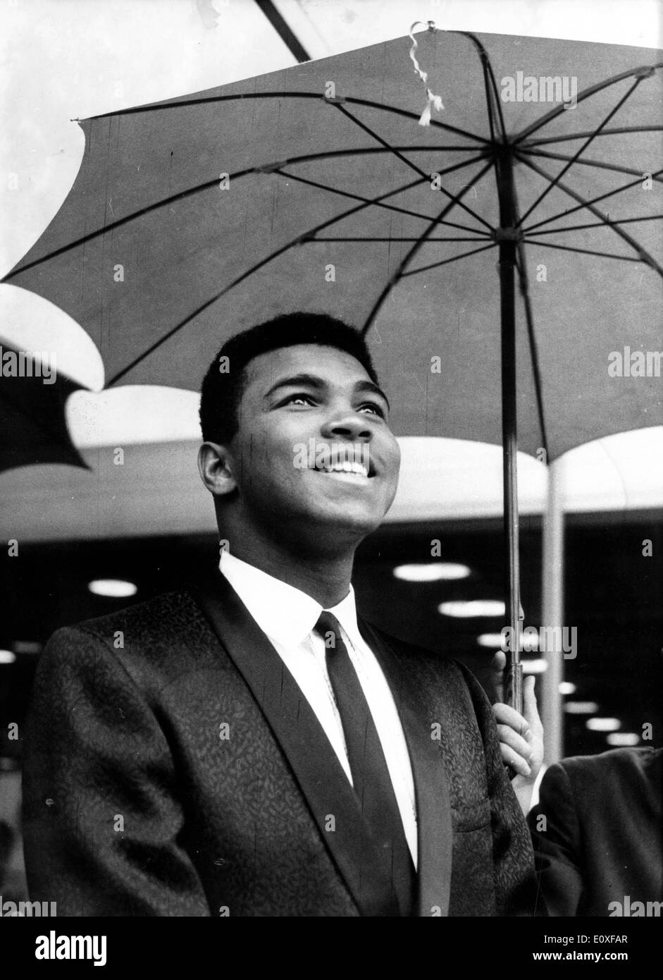 Sep 02, 1966; Frankfurt am Main, Deutschland; CASSIUS CLAY oder MUHAMMAD ALI, Weltmeister im Schwergewicht, kam nach Frankfurt, Deutschland am 30. August. um einen Titel haben zeigt Kampf gegen Europameister Karl Mildenberger im Frankfurter Waldstadion am 1. September 1966 Cassius Clay vor seinem Hotel. Stockfoto