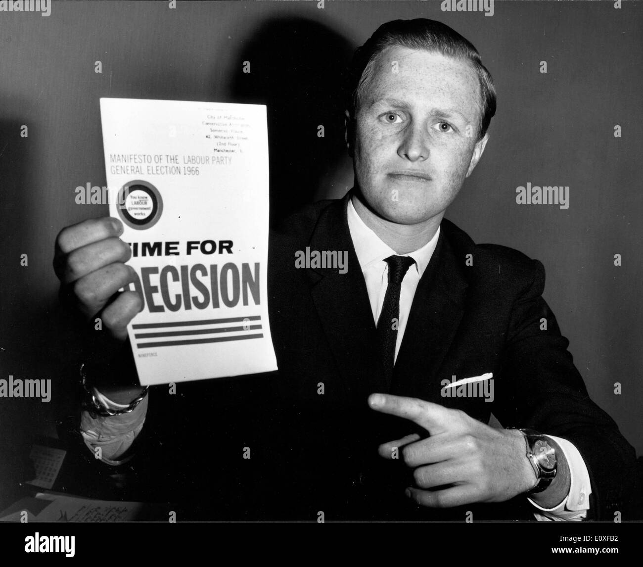 Winston Churchill Papier für die Wahl zum Unterhaus halten Stockfoto