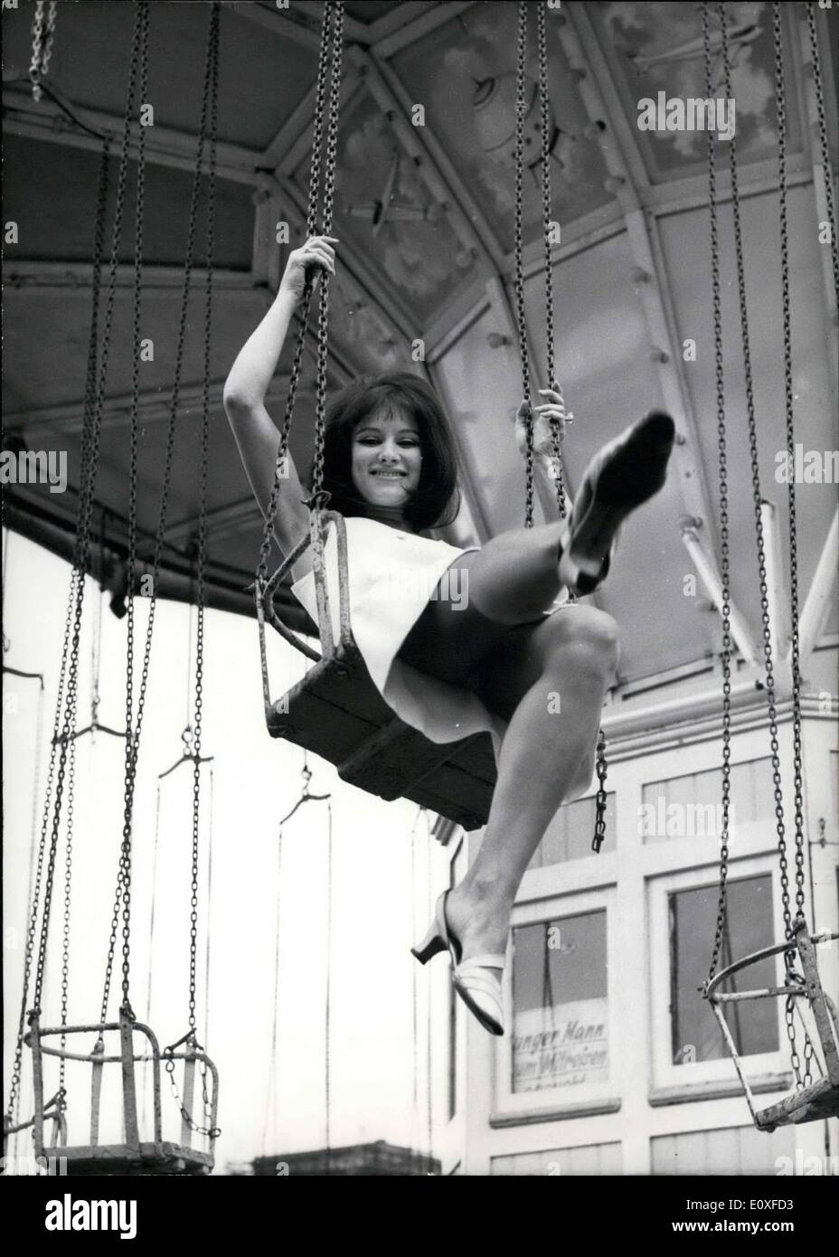 8. August 1966 - 21-jährige Essy Preston: eine Schauspielerin aus Schweden, kam nach Hamburg, um in der deutschen Erstaufführung in ihrem Film '' ich--eine Frau '' teilnehmen. Bei dieser Gelegenheit wird sie auch die deutschen Männer zu prüfen. Auf dem '' Hummel Fest'' a berühmte fair, wobei derzeit in Hamburg mit Kreisverkehren go-go-Kart-Kurse, Show-Schwänzen und Gewehr-Bereiche geben, sie selbst sehr genossen, wie auf unserem Bild ersichtlich. Stockfoto