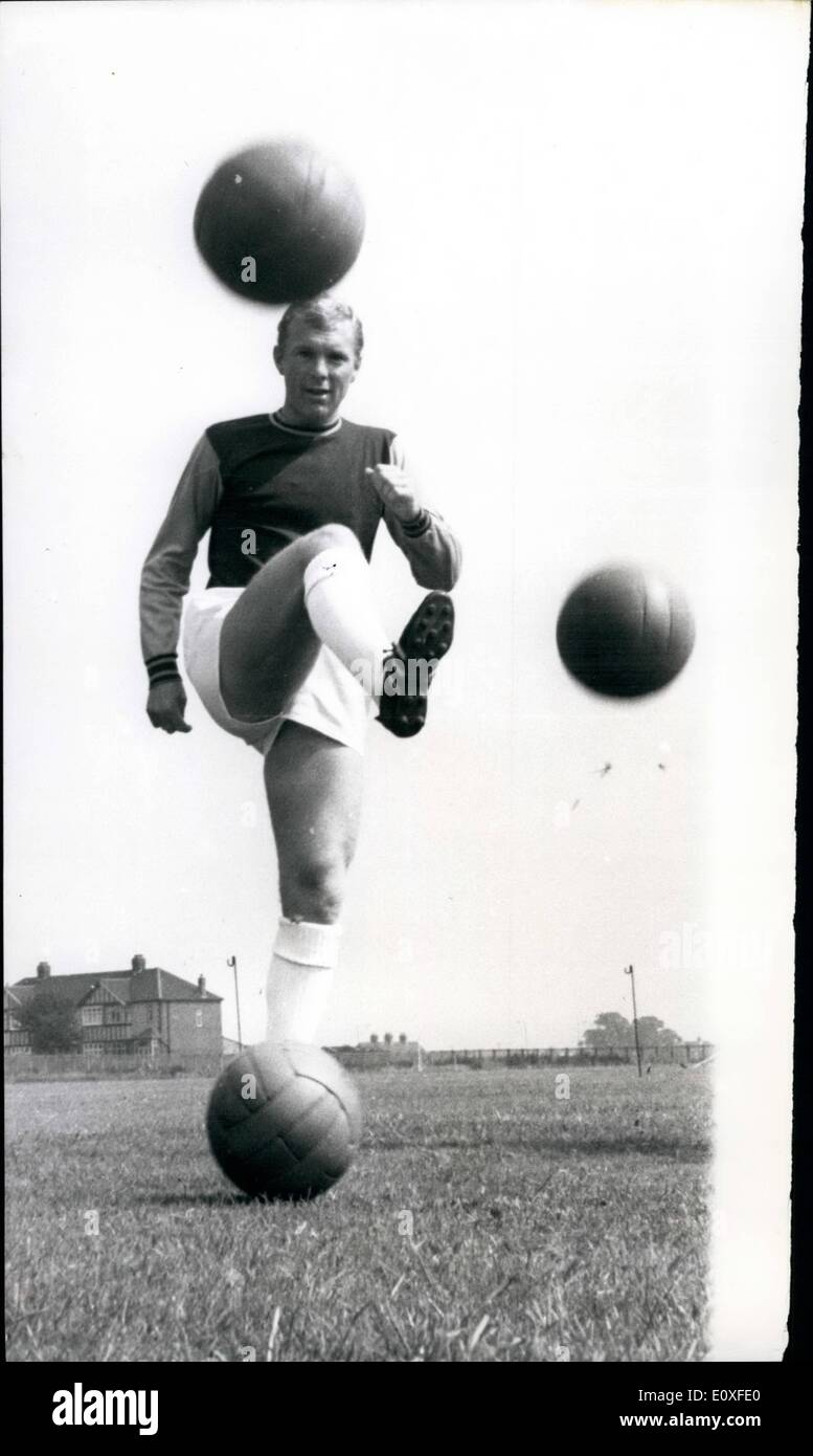 8. August 1966 - West Ham United mit dem Training beginnen. Foto zeigt:-ungewöhnliche Studie, als England Kapitän Bobby Moore macht sich an Training mit West Ham F.C., bei Chadwell Heath. die neue Saison startet am Samstag, dem 20. August. Stockfoto