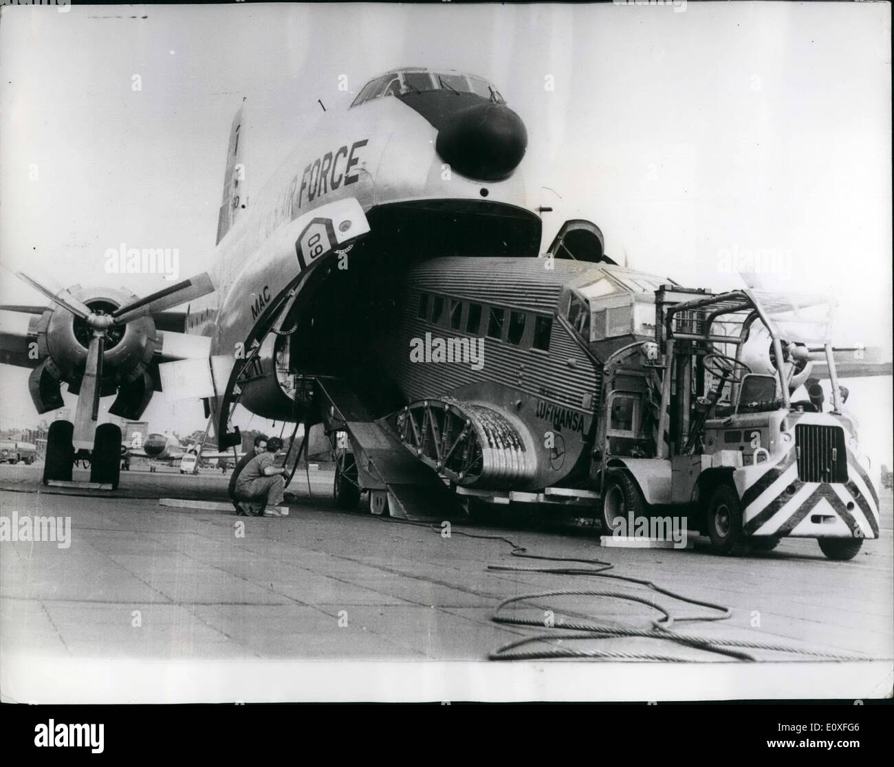 8. August 1966 - A Flugzeug innerhalb A Flugzeug: Diese Aufnahme, bei der Berliner Tampelhof Flughafen-Shows eine riesige amerikanische Pläne-a C-124 Globemaster, Disacharging transportieren ihre Fracht-der Rumpf ein altes dreistrahligen Junkers Flugzeug, das war ein Geschenk von der spanischen Regierung nach Berlin. Stockfoto