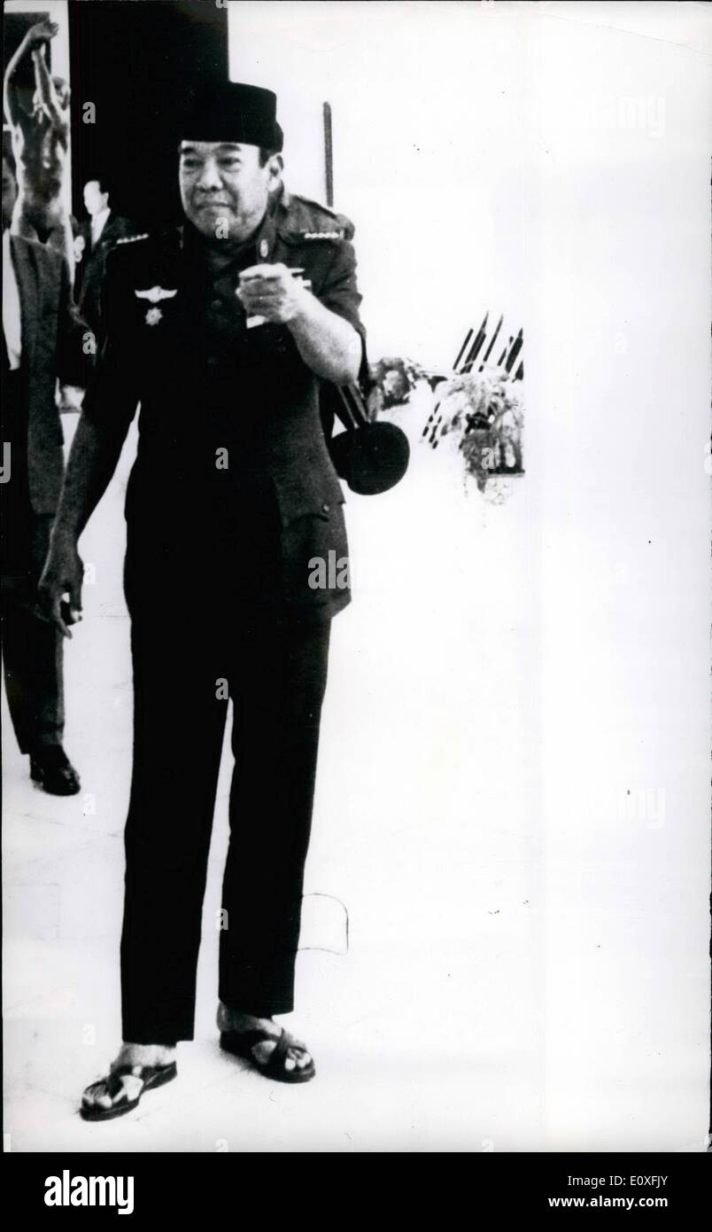 Sept. 09, 1966 - Sukarno in Uniform: die üblichen dapper Präsidenten Sukarno in seiner Bandeliered militärische Uniform einen Rückschlag erlitten hat, es sei denn, er eine neue Art und Weise schafft durch das Tragen von Sandalen, da er nicht Füße Ärger beschwerten, wenn dieses Bild, der ihn bei seinen Sommerpalast in Beger, 40 Meilen Süd-Jakarta aufgenommen wurde. Stockfoto