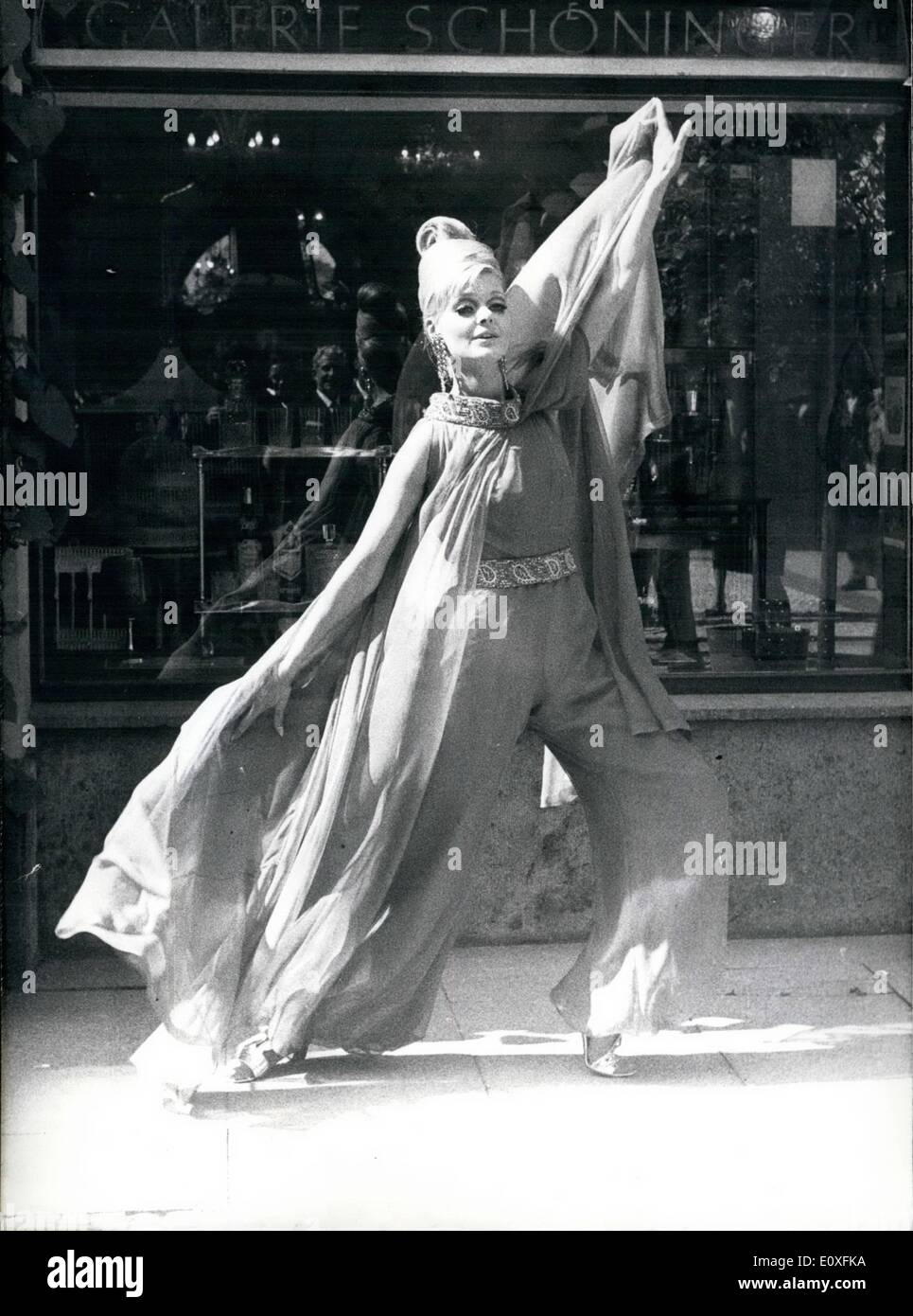 Sept. 09, 1966 - neue Mode Kollektion für den Herbst- und Winter-Saison 1966/67: am 6. September die berühmte Münchner Modedesigner Adlmuller präsentierte seine Kollektion für den Herbst- und Winter-Saison 1966/67. Bild zeigt Modell '' Suleika'', machte eine Anzug Kleid grün Chiffon mit einem baggy Schal aus dem gleichen Material. Stockfoto