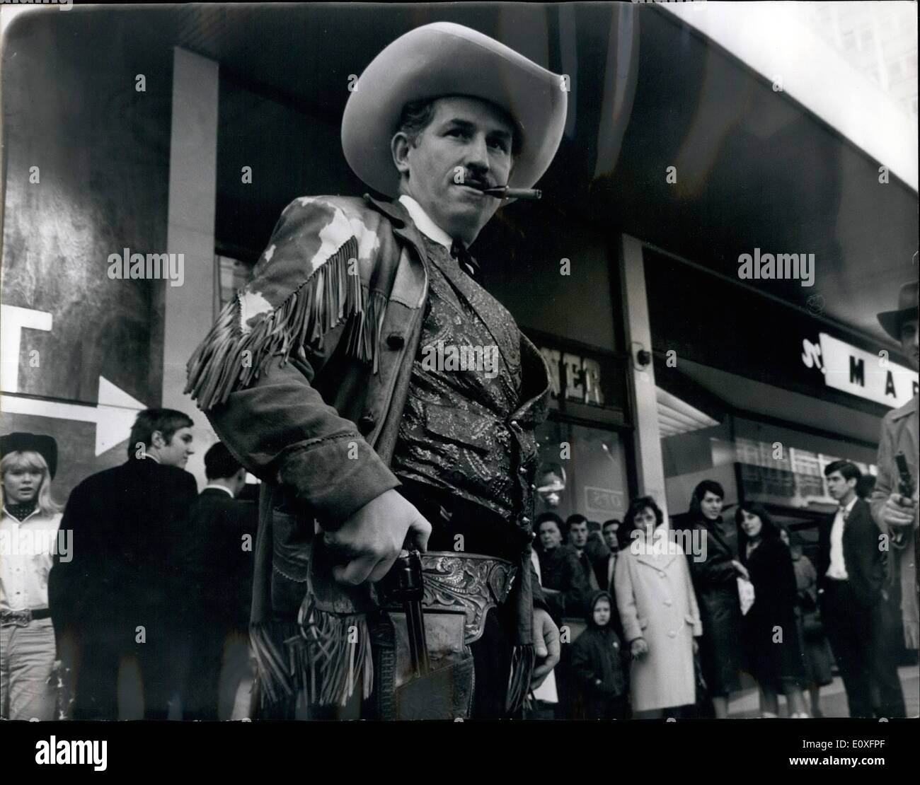 11. November 1966 - geht OXFORD STREET '' WESTERN''. Eine Boutique Oalled '' The Westerner'', eröffnete gestern in der Londoner Oxford Street, für diejenigen, die in gekleidet sein wollen die! Totem-Modus, im neue Shop angekündigt, dass es ausschließlich Cowboy Getriebe verkaufen würde, weil dies, was war zu '' in'' weiter. Deputy Sheriff Danny Arnold von Hexer County. Texas, war Reeruited, die Offloial Zeremonie, Foto zeigt: suchen Sie glänzend. Stellvertretender SHERIFFDENNY ARBOLD Bexar County, Texas, kommt um die Offioial-Zeremonie gestern. Stockfoto