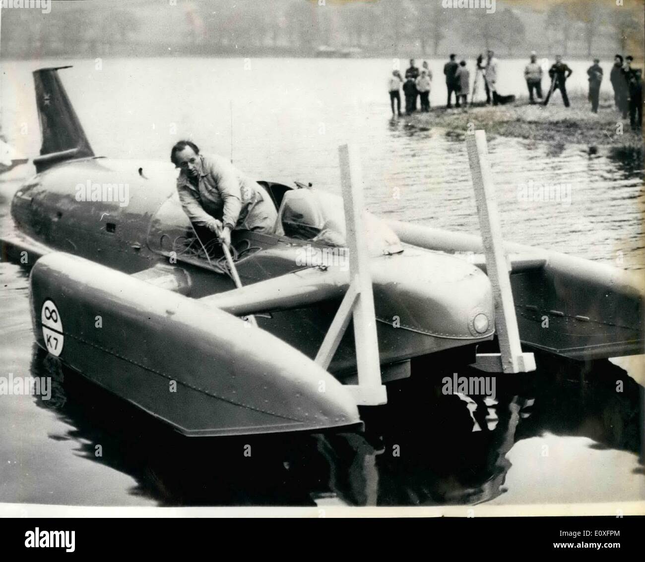 11. November 1966 - Donald Campbell in seinem Bluebird, m.r. Donald Campbell in seinem Schnellboot Bluebird am Conistan See in der Seenplatte abgebildet. Mr. Campbell bereitet sich auf versuchen, den Geschwindigkeitsweltrekord Wasser zu erhöhen, die er in Australien vor zwei Jahren eingerichtet, von 276,33 MPH auf mehr als 300 mph Bluebird ist powered by ein Düsentriebwerk Bristol Siddeley Orpheus aus einer Mücke Kämpfer aus Schrott für zehn Pfund gekauft. Ein Motor wurde während der vorgerichtlichen Tests und ein zweiter Motor als im Moment installiert wird beschädigt. Stockfoto