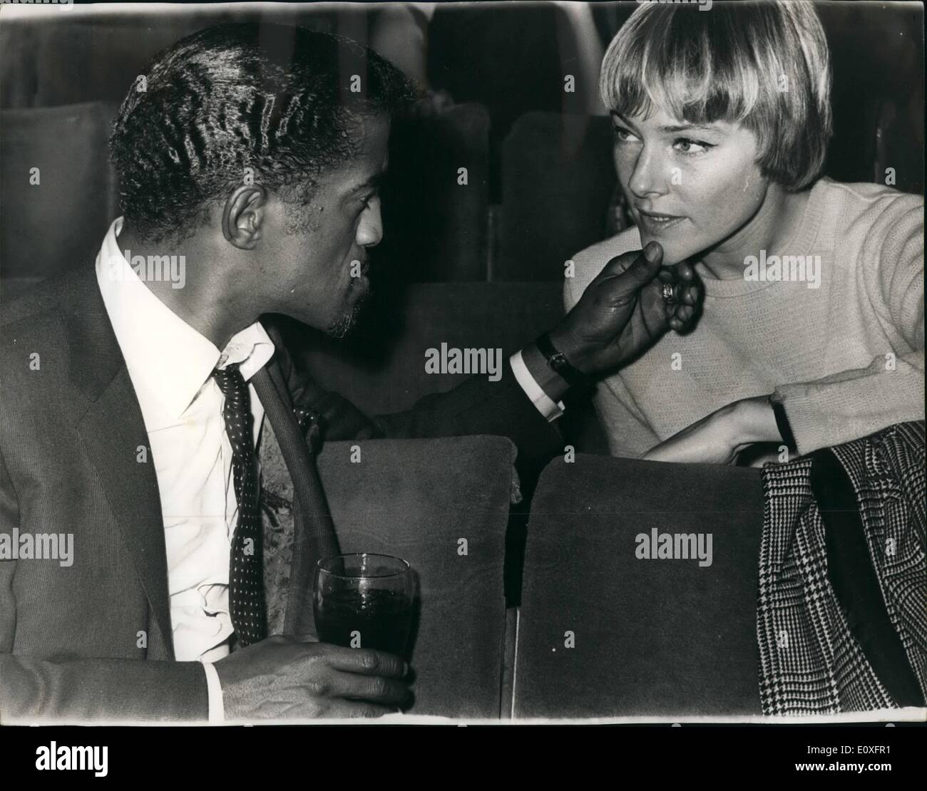 11. November 1966 - Sammy Davis Jr. bei Royal Variety Show-Probe: Sammy Davis Jr., im Bild mit seiner Frau, Mai Britt - gestern Nachmittag zwischen Sammys Generalprobe für seinen Auftritt gestern Abend Royal Variety Show im London Palladium, die von der Königin-Mutter und andere Mitglieder der königlichen Familie besucht wurde. Stockfoto