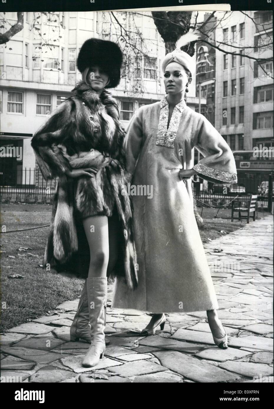 11. November 1966 - spannende Fell Outfits gezeigt In London: Sidney Massin, die berühmten Mayfair Kürschner, die an die Fashion Show auf dem schillernden Ski-Ball Morgen ist heute zeigte eine Serie Fell Outfits bei einem Fototermin in London heute. Foto zeigt The Hon Mrs Mary Howard (links), Modellierung Sidney Massins Schiwago Mantel in Fitch mit passenden micro Rock, Preis 350 Gns - während auf der rechten Seite, Angela Pringle (sie ist die Ehefrau von Jonathan Sieff, wohlhabenden Mitglied der Marken & Sencer Familie) und trägt einen Kaftan im Siegel von Savita entworfen und hergestellt von Sidney Massin Stockfoto