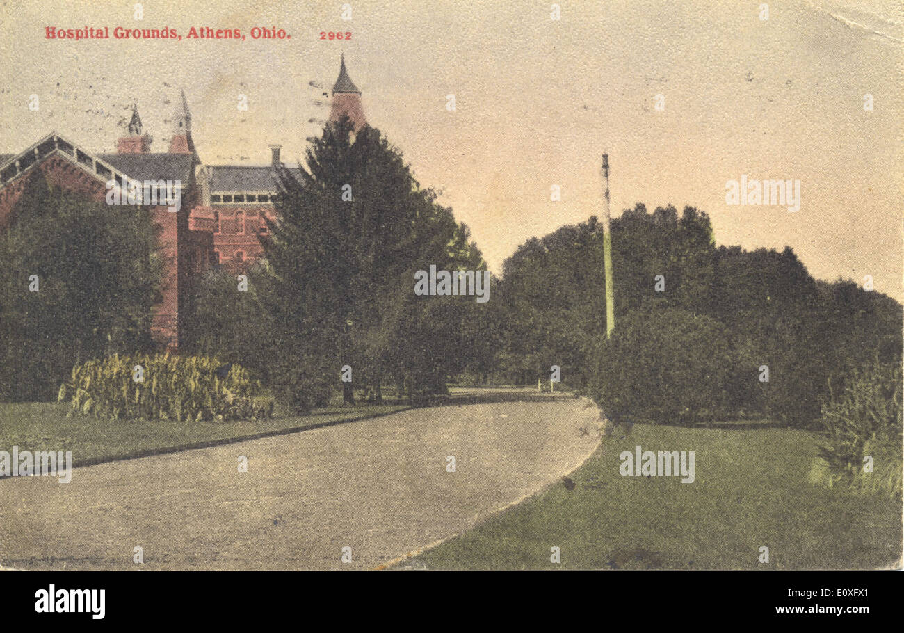 Diese historische Postkarte zeigt das Krankenhausgelände in Athen, Ohio, und zeigt die Architektur und das Layout der Gesundheitseinrichtungen. Das Bild bietet eine Momentaufnahme des Gebiets während einer vergangenen Ära, die die Entwicklung der Gesundheitsinfrastruktur in der Region widerspiegelt. Stockfoto