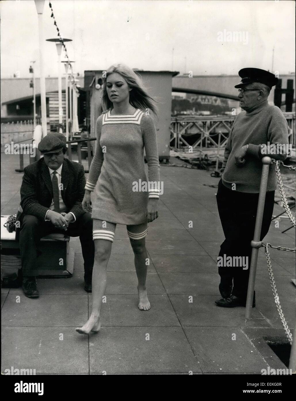 Sept. 09, 1966 - Brigitte Bardot Dreharbeiten in London: französische Filmstar Brigitte Mardot war am Festival Hall Pier heute Dreharbeiten Szenen für ihren neuen Film "zwei Wochen im September'', Brigitte spielt die Rolle eines Modells in dieser ersten Winkel französische Produktion, Regie: Serge Bourguignon. Foto zeigt Brigitte Bardot ein Spaziergang entlang der Festival Hall Pier, während einer Pause in Filmen heute führt. Stockfoto