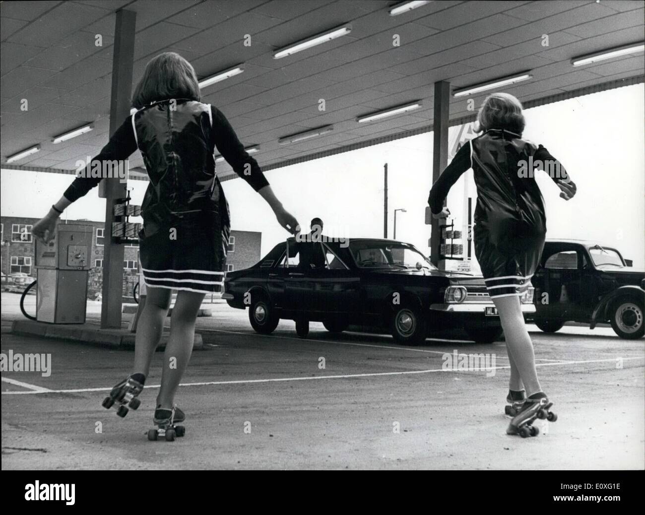Sept. 09, 1966 - die moderne Annäherung an Autofahren - eine Garage für den-It sich Autofahrer: eine neue 00.000 do it yourself Garage wurde verbringen in Harlow, Essex, der letzten Station in modernen Denkens ist. Es ist self-service-von der Abfüllung bis Ihr Benzintank. zum Waschen Schmierung und Aufzucht Ihr Ohr. Ausrüstung wird zur Verfügung gestellt, so ist professioneller Beratung, wenn Sie es brauchen. Der Vorplatz Begleiter (weiblich, jung und hübsch) sind mit Walze Schiefer ausgestattet, so dass sie allmählich, um den Meteoriten Seite gleiten können zu Fragen, was zu tun ist Stockfoto