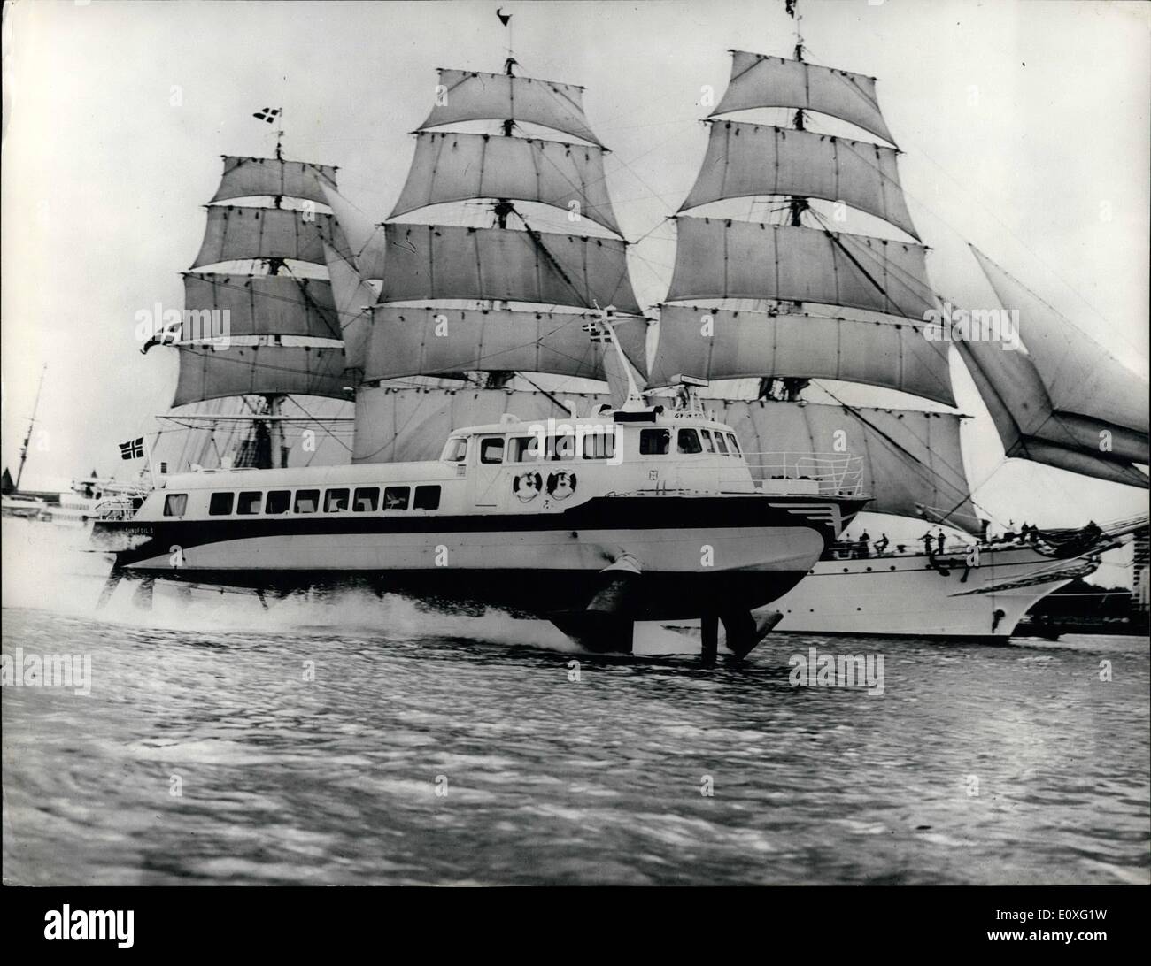 Sept. 09, 1966 - Antike und moderne im Versand Hof. Foto zeigt: Dieses einzigartige Bild soeben aus Copenhagen zeigt das 1350 HK Tragflächenboot Handwerk Sundfoil 1 an zu beschleunigen, wie es das dänische Segelschulschiff Danmark mit 80 Kadetten an Bord in dänischen Gewässern segeln geht, stellt jede ihren eigenen Charme und Individualität. Stockfoto