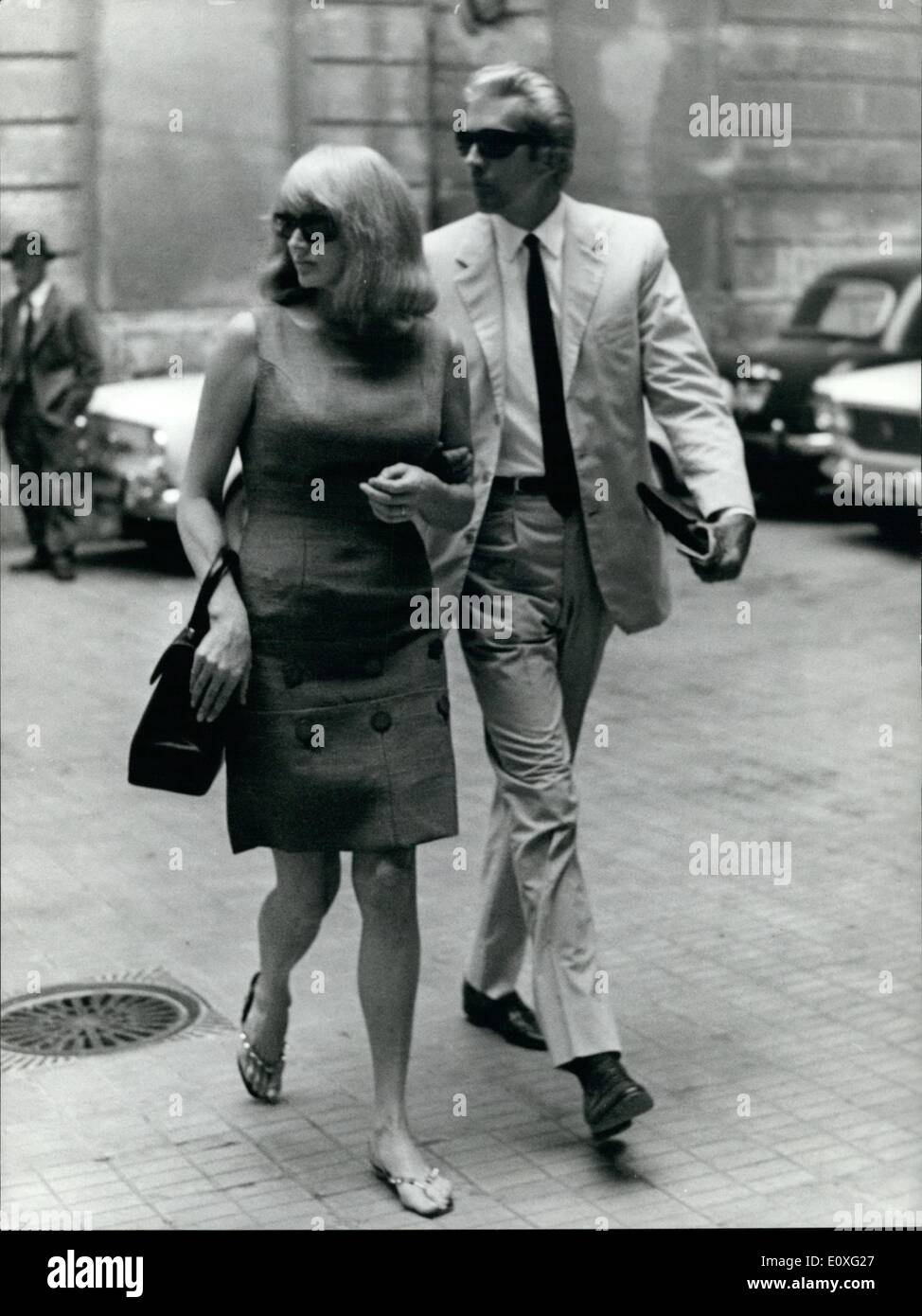 Sept. 09, 1966 - schwedische Blondine Schauspielerin Anita Ekberg und ihr Ehemann Rik Van Nutter gesehen heute in Rom, in der Via Condotti. Sie hat ihre Rolle in dem Film '' Le Schicksal '' beendet (die Feen) Stockfoto