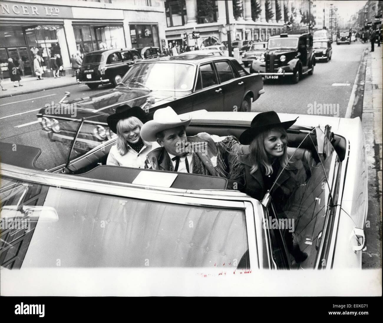 11. November 1966 - Oxford Street geht '' Western'': Eine Boutique namens "The Westerner" eröffnete gestern in der Londoner Oxford Street, für diejenigen Personen, die im westlichen Mode gekleidet sein wollen. Der neue Shop angekündigt, dass es ausschließlich Cowboy Getriebe verkaufen würde, weil dies, was war '' in'' weiter sein. Deputy Sheriff Danny Arnold von Bexar County, Texas, wurde eingestellt, um die Öffnung Zeremonie. Foto zeigt auf der Oxford Street-Trail - moderne Mode - nach die Eröffnungsfeier Deputy Sheriff Danny Arnold und zwei gal Pardners in westlichen Modus. Stockfoto